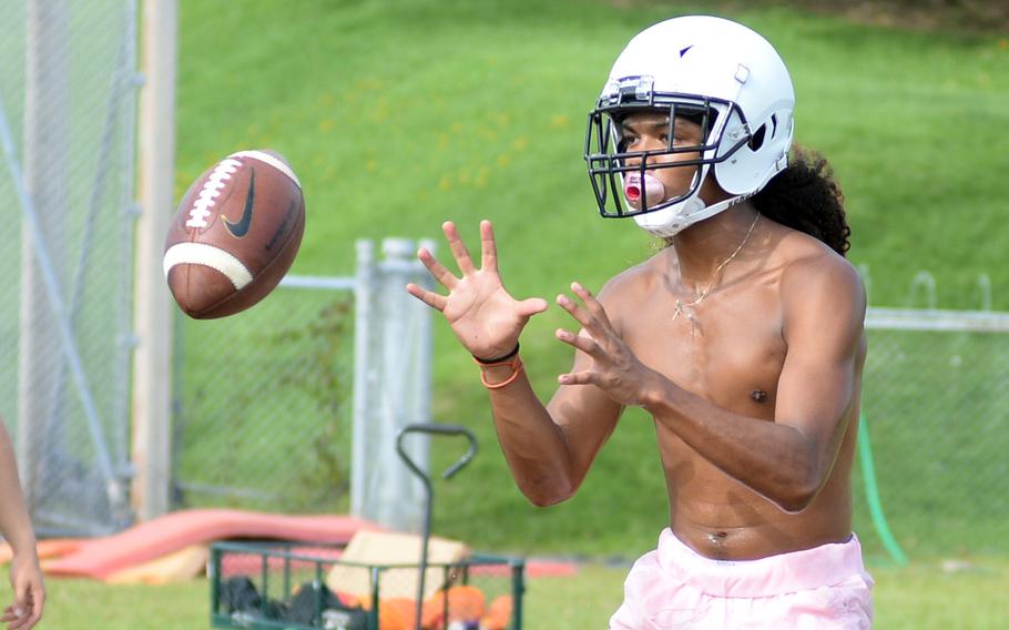 Maurice Brown gets set to catch the ball.