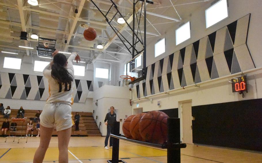 Mia Snyder di Stoccarda conquista il secondo posto nella gara di tiro da tre punti sabato 24 febbraio 2024 al DODEA-Europe Girls All-Star Basketball Game a Vicenza, Italia.