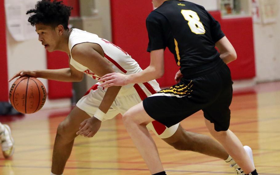 Kaine Roberts, a former star guard with Nile C. Kinnick in Japan, has signed to play for Division I Stony Brook on Long Island.