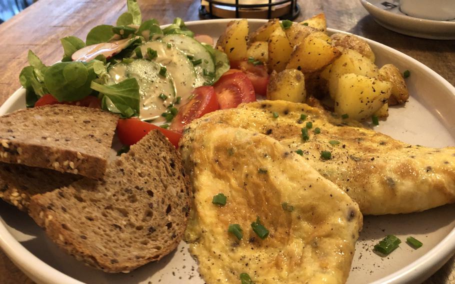 The farmer’s omelet at the 9 to 5 Cafe in Kaiserslautern comes with potatoes and a salad.