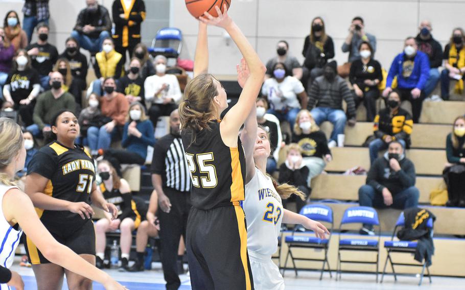 Die Stuttgarterin Erin Whitten erzielte am Samstag, den 26. Februar 2022, im Meisterschaftsspiel des DODEA-Europe Division I Mädchen-Basketballturniers auf der Ramstein Air Base, Deutschland, zwei ihrer Karrierebestleistungen von 26.