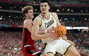 Purdue center Zach Edey, right, backs down NC State forward Ben Middlebrooks during the second half of the NCAA college basketball game at the Final Four, Saturday, April 6, 2024, in Glendale, Ariz. (AP Photo/Brynn Anderson )