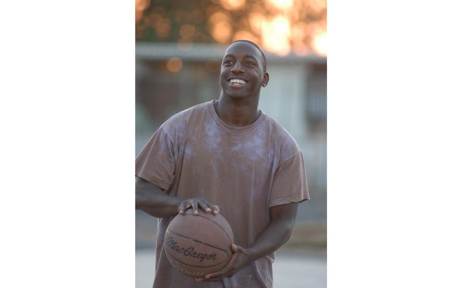 Le lieutenant de marine Cedric West, 29 ans, infirmier de Savannah, Géorgie, joue au basket-ball au coucher du soleil au Camp Lemonier près de la ville de Djibouti, Djibouti.