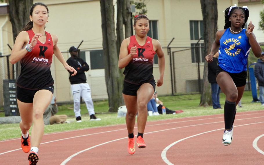 Annabelle DuBose, Jasmine Williams and Camielle Dixon run in the 400.