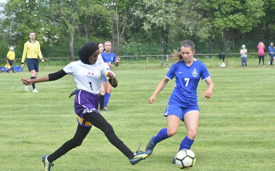 Mataab Ibrahim aus Bahrain streckt sich nach dem Ball, während Emma Nichols von Rota am Montag, den 15. Mai 2023, während der ersten Runde der DODEA-Europe Division II Soccer Championships in Baumholder, Deutschland, schließt.