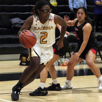 Kadena's Destiny Richardson drives on Kinnick in the girls D-I final.