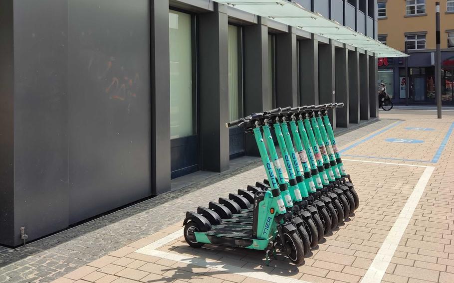 A newly marked e-scooter parking zone at the Tourist Information in Kaiserslautern’s city center aims to improve order and safety for pedestrians, officials said.