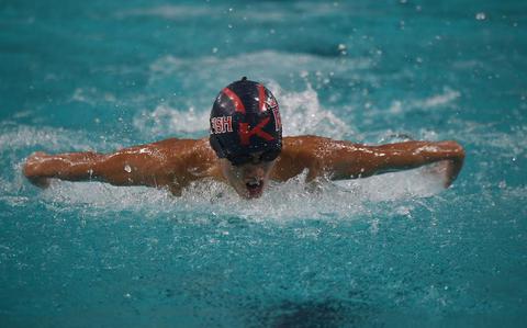I nuotatori bruceranno calorie in piscina per il Ringraziamento