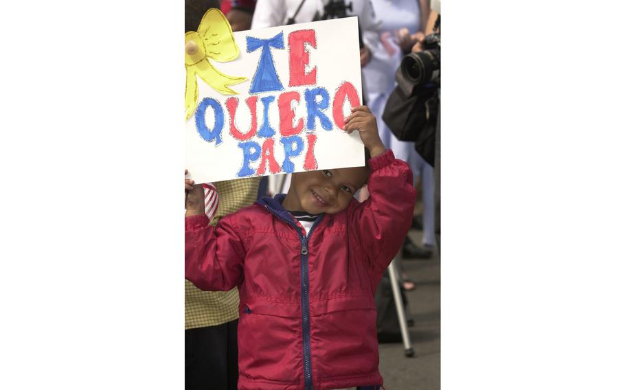 Kenneth Mills holds his sign up for his daddy’s arrival on the USS Kitty Hawk.