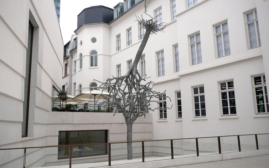 This untitled sculpture by Ariel Schlesinger stands in the courtyard of the Jewish Museum in Frankfurt, Germany. At right is the Rothschild Palais, a neoclassical building that has been home to the Jewish Museum since 1988. At left is the modern extension opened in 2020 that features a library, conference room, space for temporary exhibits and a museum cafe.