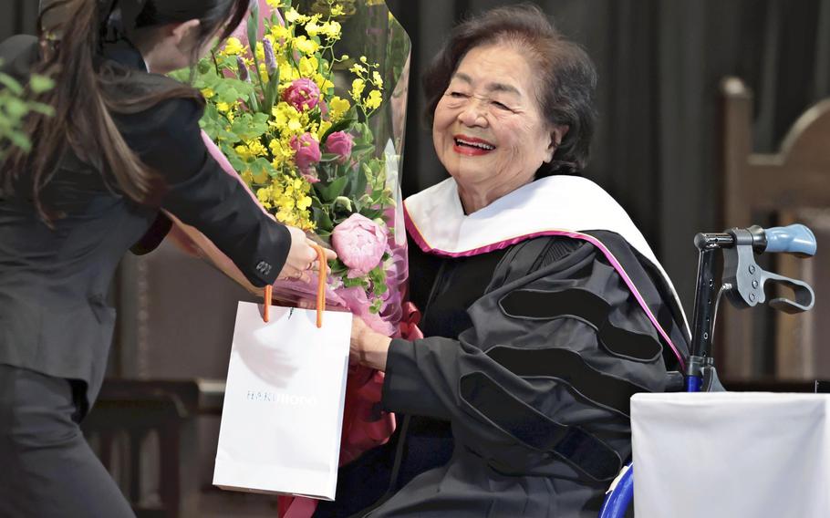 Setsuko Thurlow receives a bouquet of flowers after concluding a commemorative lecture on May 15. 