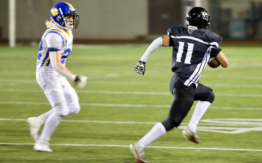 Chris Jones runs for a touchdown.