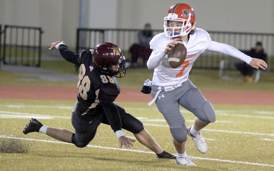 Kinnick quarterback Zeke DeLaughter eludes Pery defender Kirby Kendrick.