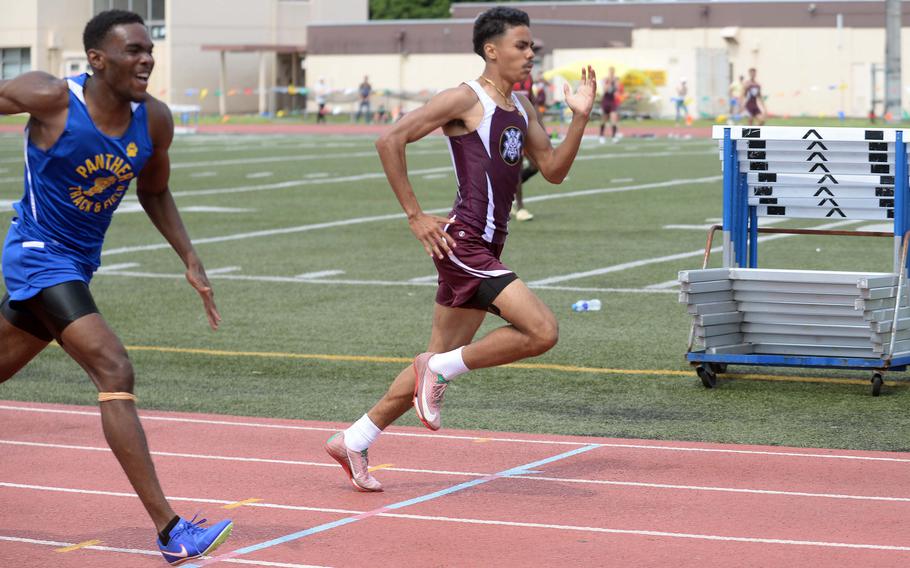 Perry's Jeremiah Wardrobe outlasts Yokota's Baron Reed to the finish of the 400.