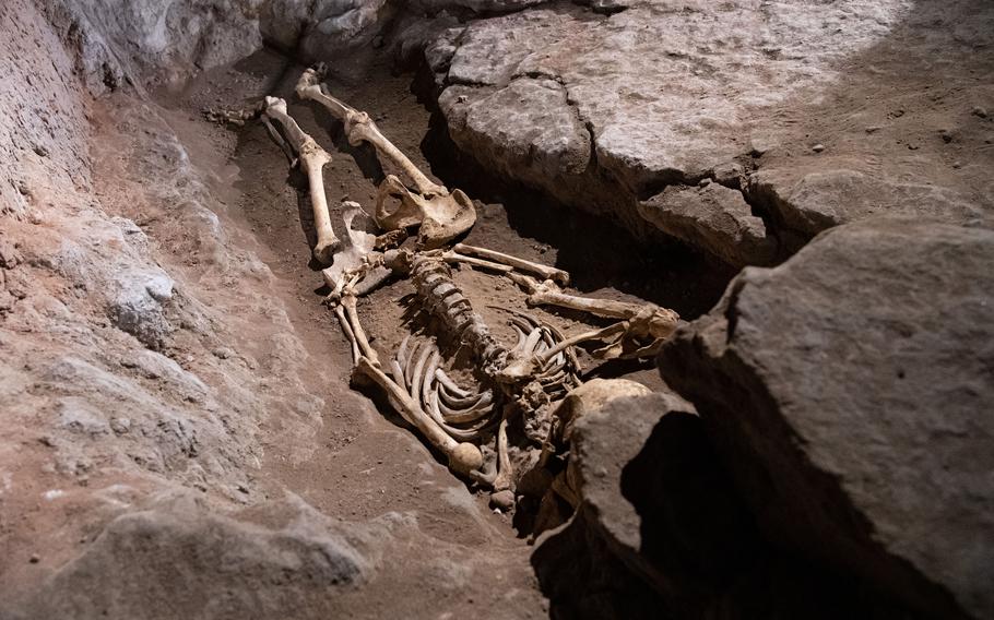 A tour organized by the city of Kaiserslautern takes participants though several underground rooms, the first of which contains the grave of a Franconian skeleton.