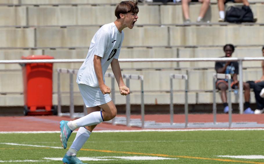 Conor Wallace di Napoli festeggia il suo gol contro l'AOSR nella finale della divisione 2 dei ragazzi del DODEA-Europe Football Championship a Kaiserslautern, in Germania, giovedì 19 maggio 2022. Era tutto ciò di cui i Wildcats avevano bisogno per sconfiggere i rivali dell'Italia 1-0.