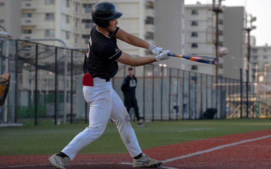 Kento Yan swings.