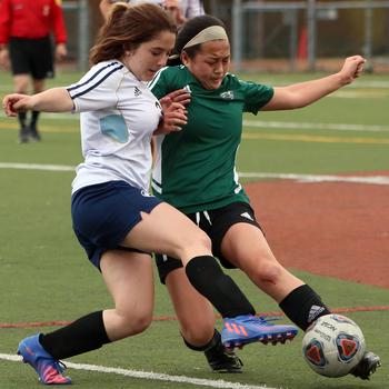 Osan's Emma Williamson and Daegu's Leah Williamson battle for the ball.