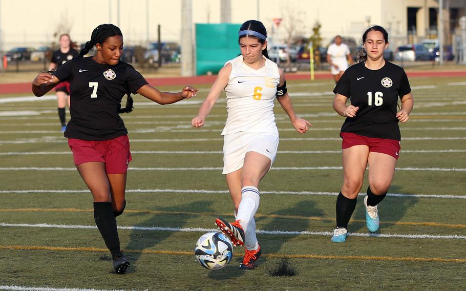 Jessica Franks splits two defenders.