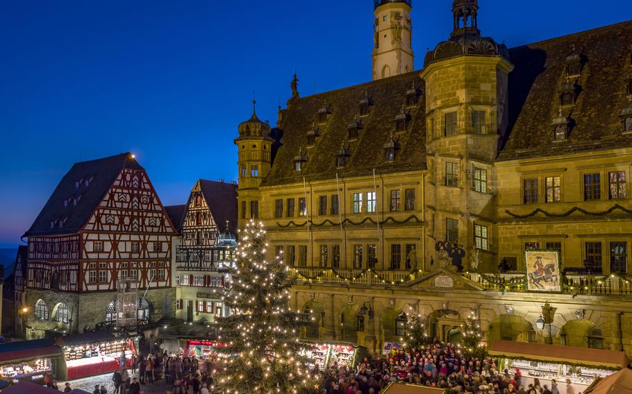 Le marché de Noël de Rothenburg ob der Tauber est l'un des plus connus d'Allemagne.  Les centres de loisirs de Spangdahlem et Wiesbaden prévoient des voyages là-bas ce mois-ci et le prochain.