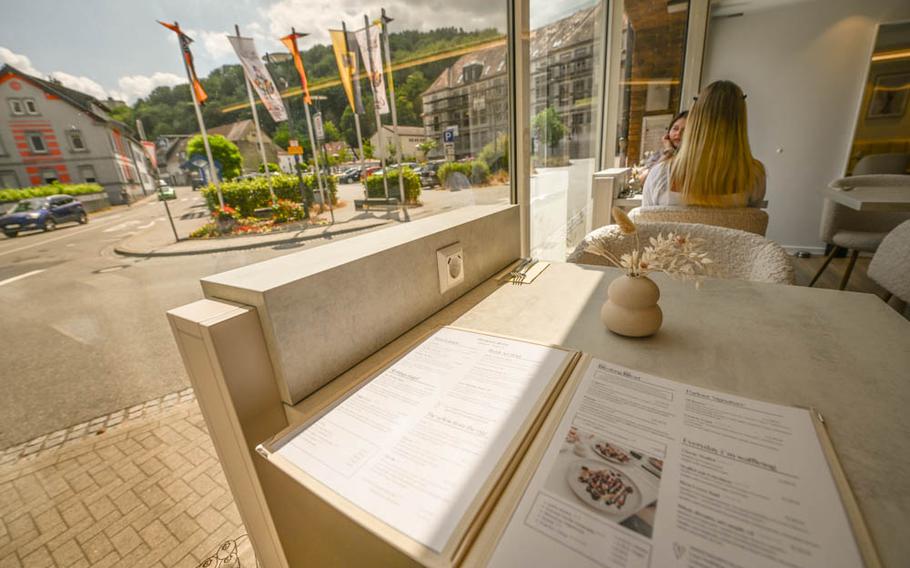 The Parlour, a new breakfast eatery in Landstuhl, Germany, is located right off Jacob-Weber-Platz, which offers convenient parking in the busy downtown area. Large front windows give the restaurant an open and sunny feeling despite its roadside location.