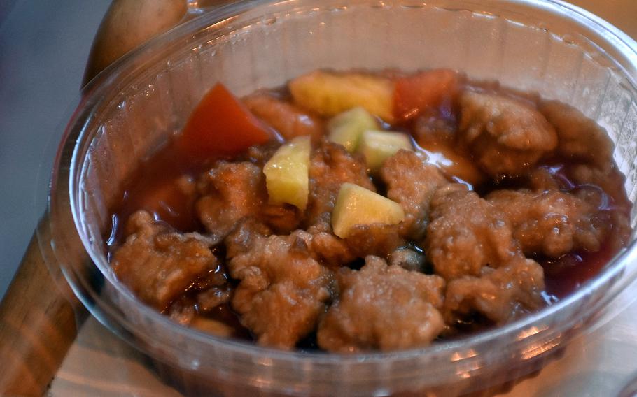 Sweet and sour chicken, anyone? The prices of Grande Muraglia’s entrees are sure to delight budget-conscious eaters.