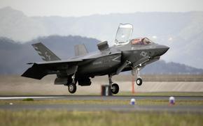 An F-35B Lightning II with Marine Fighter Attack Squadron 211 lands at Marine Corps Air Station Iwakuni, Japan, May 10, 2025.