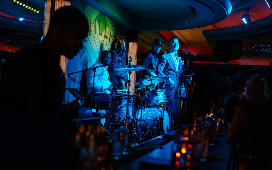 Ben Sharkey performs at Willis Show Bar. This popular jazz club hosted the city’s most exciting musical acts from 1949 to 1978. It was restored to its art moderne style and relaunched as a live performance venue in 2018.