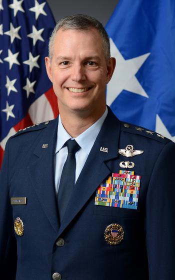 Official portrait of an Air Force lieutenant general.