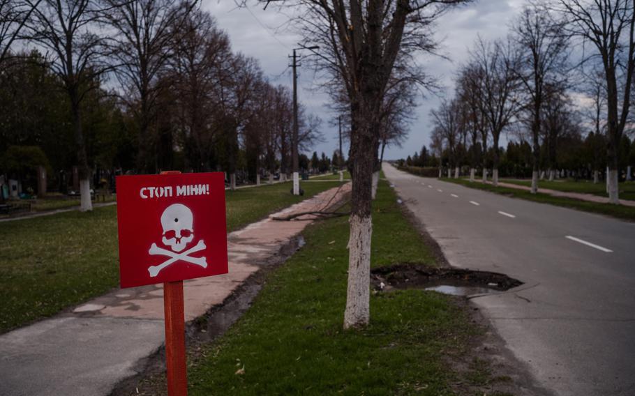 A mine warning sign in a cemetery in Chernihiv, Ukraine, in April 2022. 