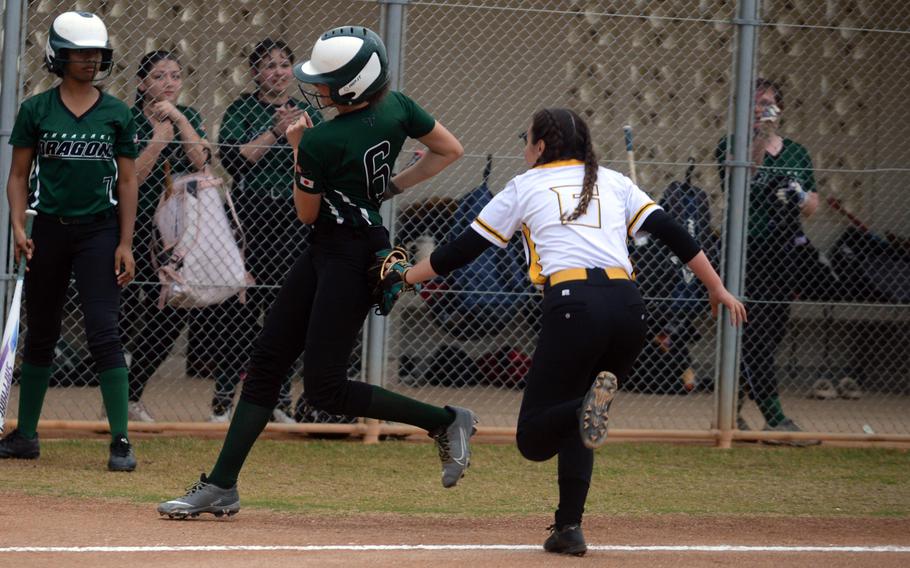 Nao Grove tags out a runner.