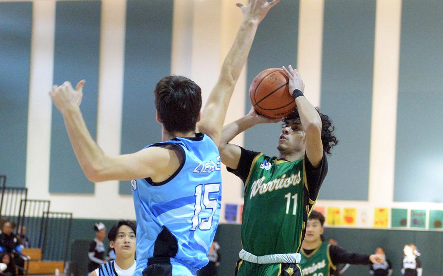 Daegu's Ezequiel Rivera shoots against Osan's Benjamin Ziegler during Saturday's Korea boys basketball game. The Warriors won 68-61.