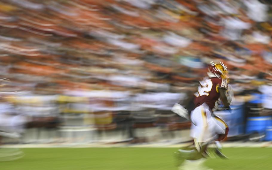 Washington Football Team linebacker Jamin Davis (52) runs down an opponent during action against the Cincinnati Bengals at FedEx Field. 