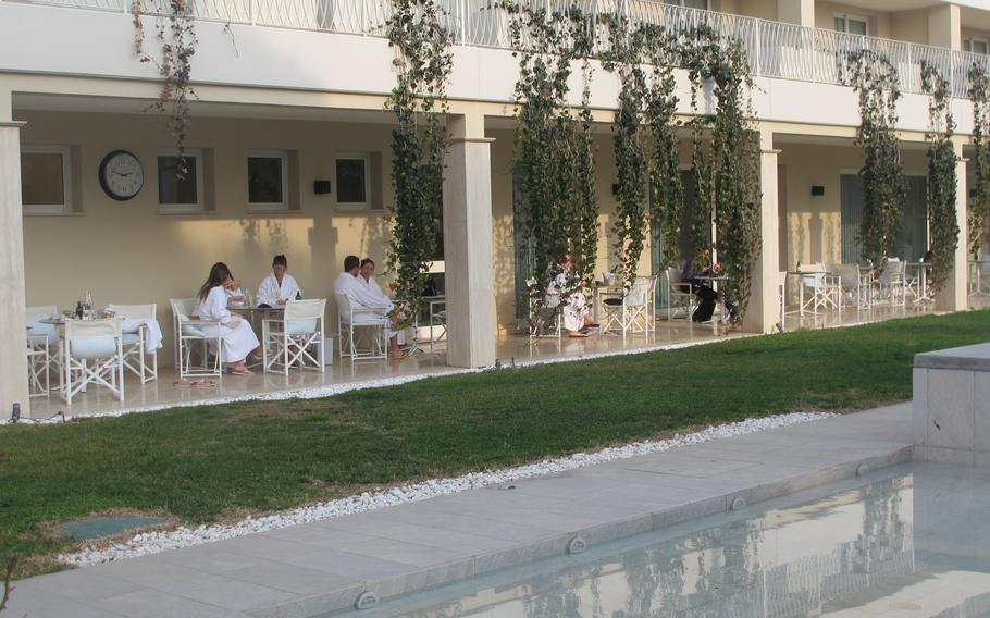 En los hoteles de Abano Terme, incluido el Hotel Mioni Pezzato, se recomienda pasar el día con una bata blanca de felpa.  Se requiere ropa regular solo en la cena.