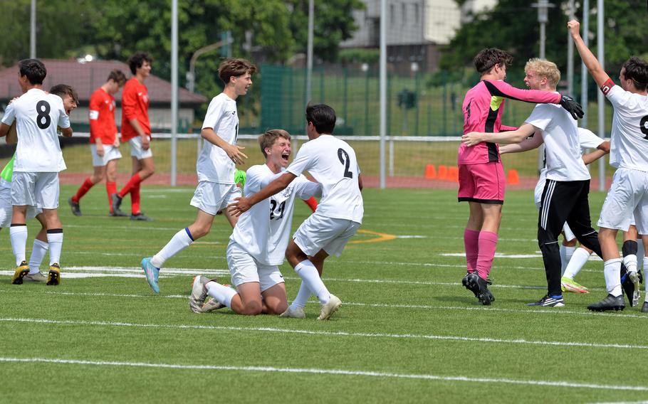 I Napoli Wildcats festeggiano il titolo di Division II dopo aver sconfitto l'AOSR 1-0, nella finale di Division II Boys' del DODEA-Europe Football Championship a Kaiserslautern, in Germania, giovedì 19 maggio 2022. 