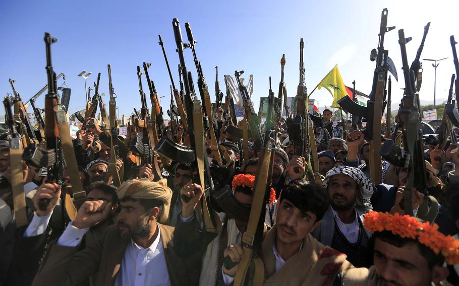 A crowd of Houthi rebels.