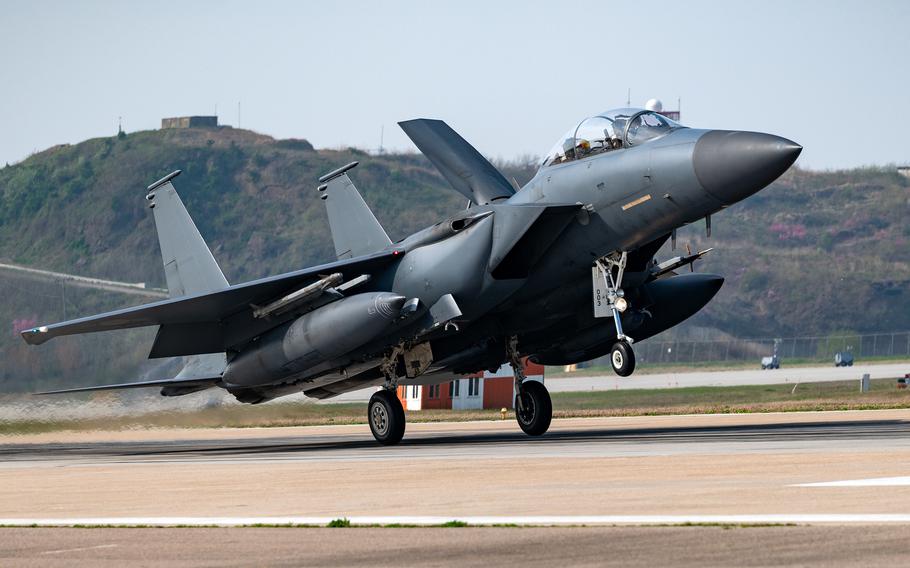 2024년 4월 12일 한국 군산 공군 기지에서 한국 비행 훈련에 도착한 한국 공군의 F-15K 슬램 이글. 