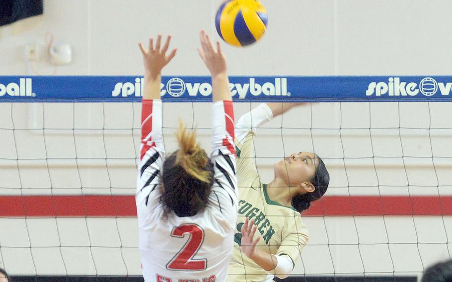 Robert D. Edgren's Isa Tackney loads up a spike against E.J. King's Kathryn Kindt.