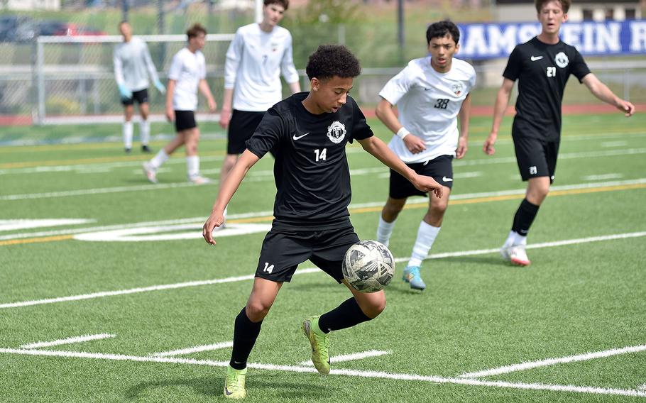 Antoni Edwards tries to settle the ball.