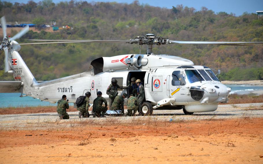 Los marines tailandeses transportan una víctima simulada para su evacuación durante un asalto anfibio Cobra Gold en Hat Yao Beach, Tailandia, el 1 de marzo de 2024. 