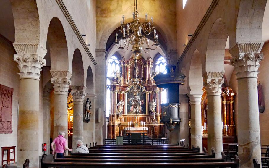St. Justin's Church in the Hoechst section of Frankfurt dates back to the ninth century. The high altar and the organ are from the 18th century.