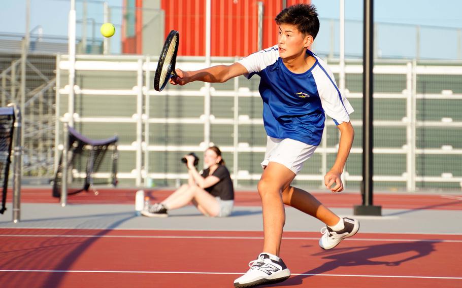 Derick Gima Niaguti plays tennis.
