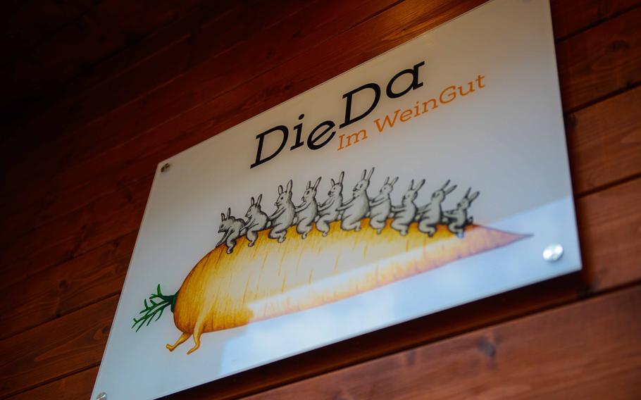 Ein skurriles Schild bei DieDa im WeinGut in Bad Dürkheim zeigt zehn Kaninchen, die eine zweibeinige, umgedrehte Karotte schmücken.  Das Schild wurde vom Schweizer Grafiker Benedict Notter entworfen.