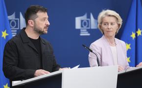 European Commission President Ursula von der Leyen, right, and Ukraine's President Volodymyr Zelenskyy participate in a media conference at EU headquarters in Brussels, Belgium, Sunday, Aug. 17, 2025. (AP Photo)
