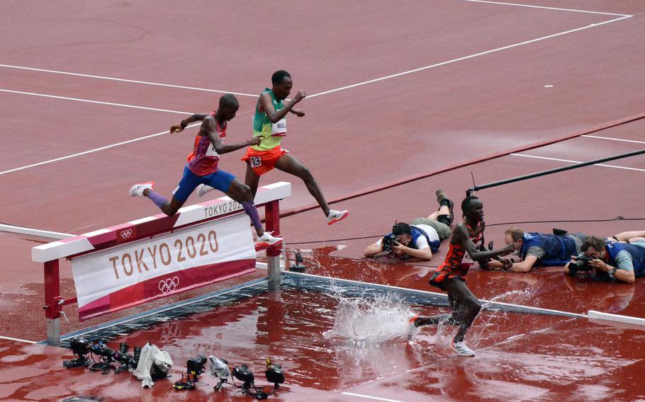 US soldier blasts through Olympic steeplechase field to qualify for