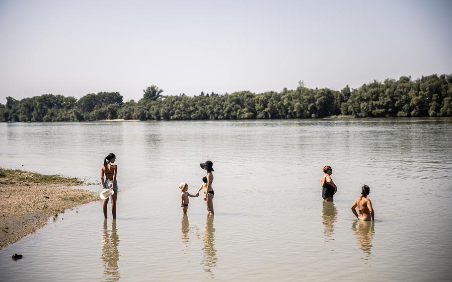 The Danube at Göd is a welcome escape from the August heat. Environmentalists are concerned about water contamination.