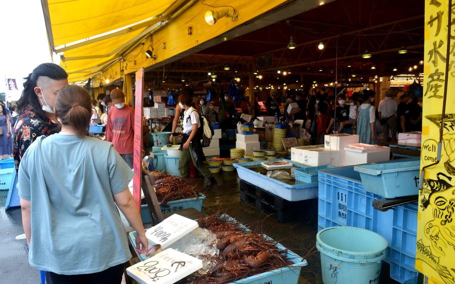 大洗の主要港のすぐ南にある那珂湊魚市場には、さまざまな新鮮な海鮮料理店や海鮮料理店があります。 