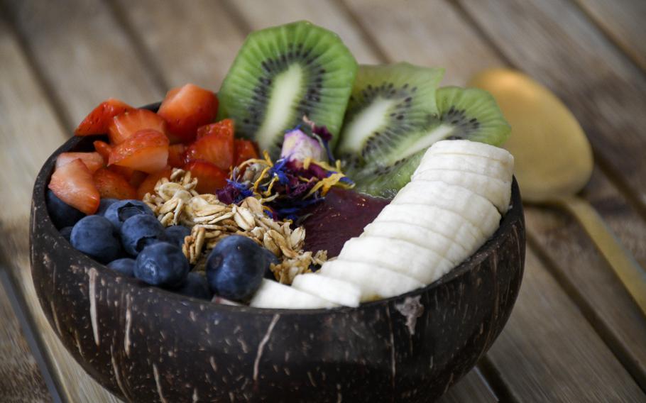 Juicy, a smoothie shop in Kaiserslautern, offers fruit bowls with fresh toppings and crunchy mix-ins.