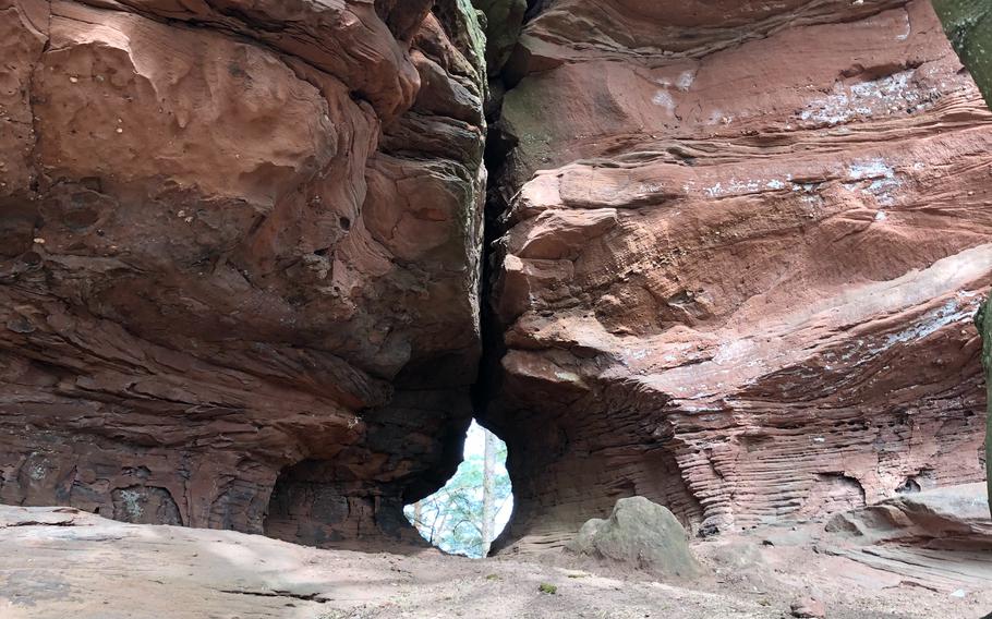 The red sandstone formations on the Dimbacher Buntsandstein high path date were formed more than 240 million years ago through wind and water erosion, when the southern Pfalz Forest had a desert climate.