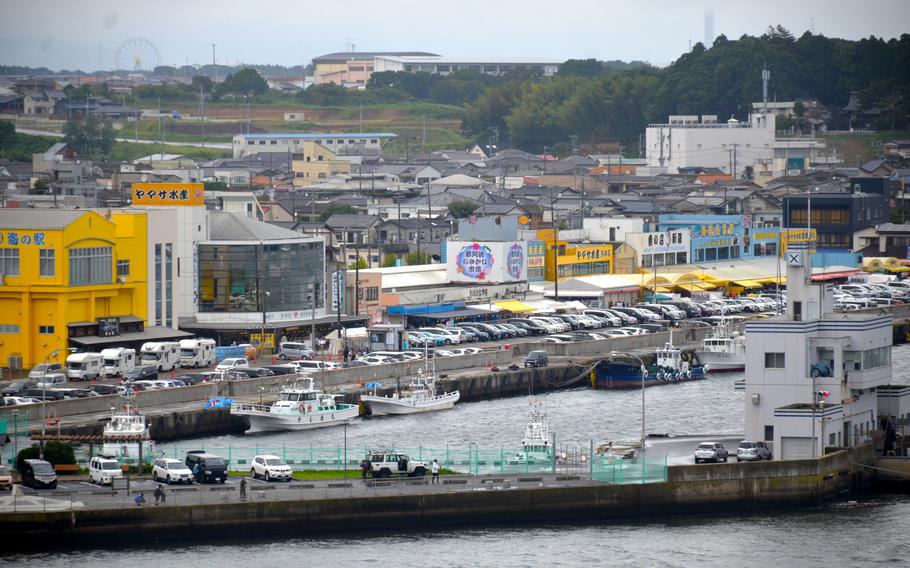 大洗の小さな町は、屋外の海鮮市場と大きな水族館がある有名な漁村です。 